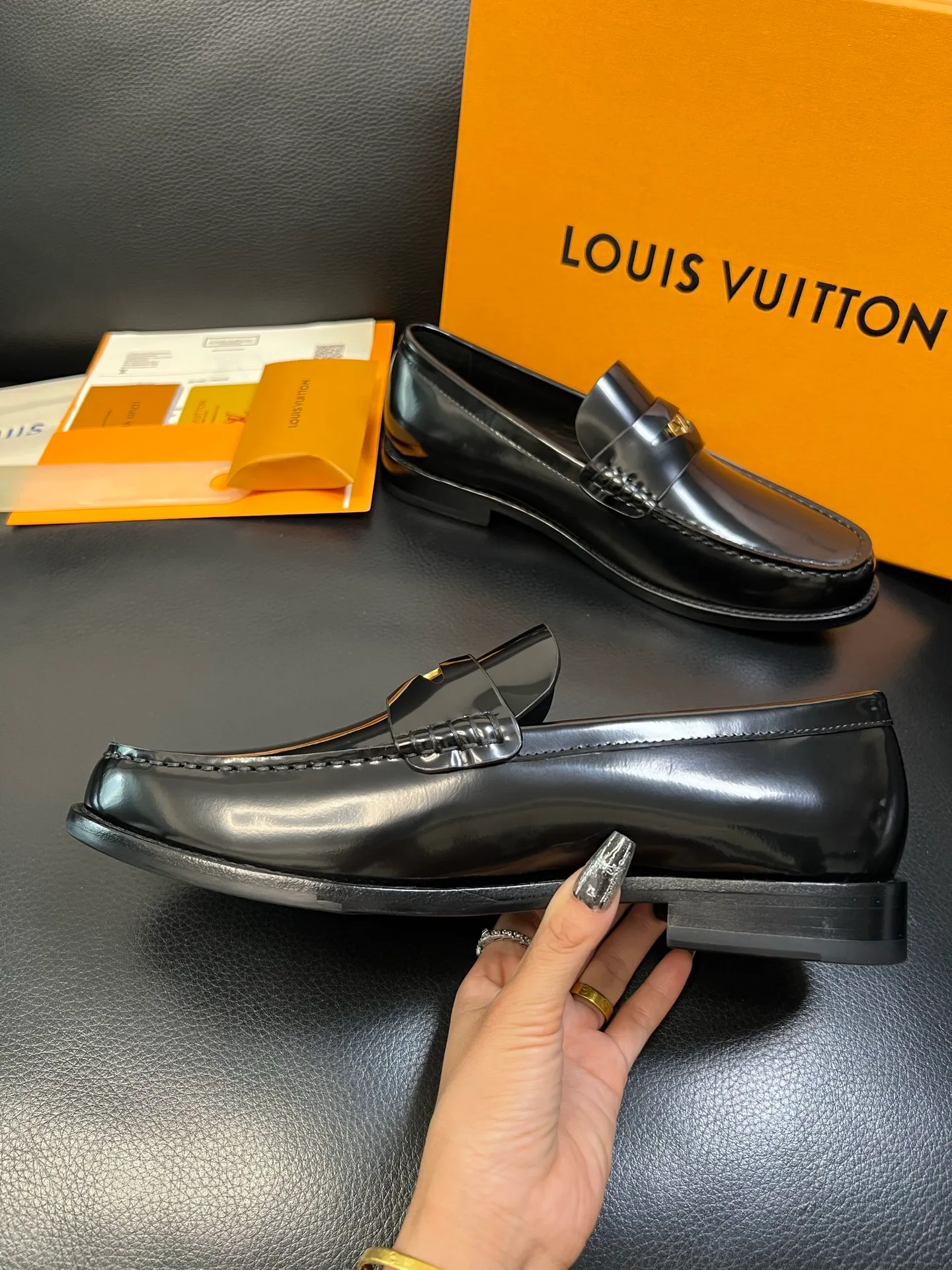 Men's shoes 💰920 Lv high quality top crafts Louis Vuitton leather shoes counter synchronized with original factory configuration, uppers imported from Italy, imported water-dyed cowhide lining, soles: original genuine leather soles specially provided by the original factory, original factory and single goods, welcome to compare, code number 39-44 (customized 38 45 46)